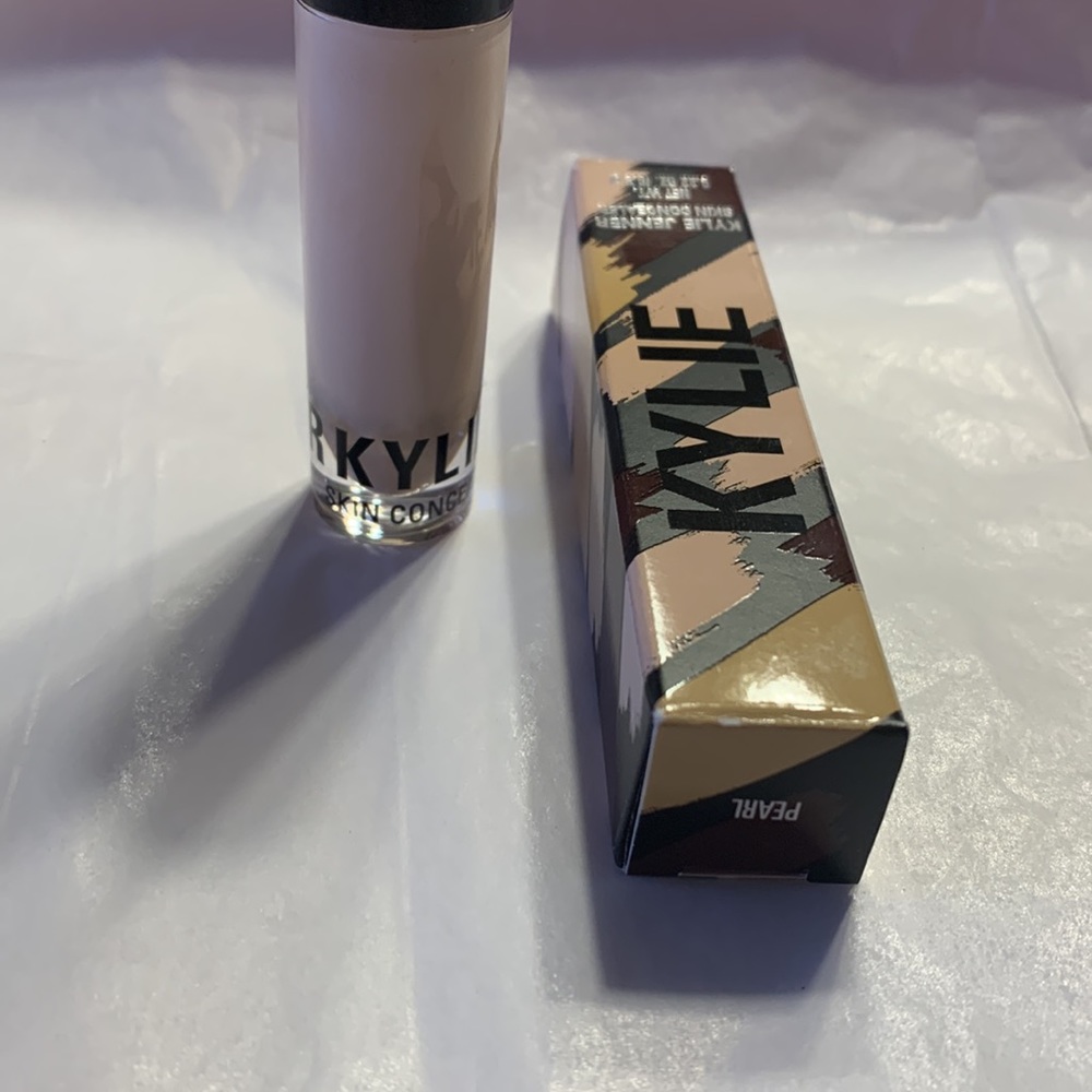 Kylie Jenner Concealer - Picture 8 of 9